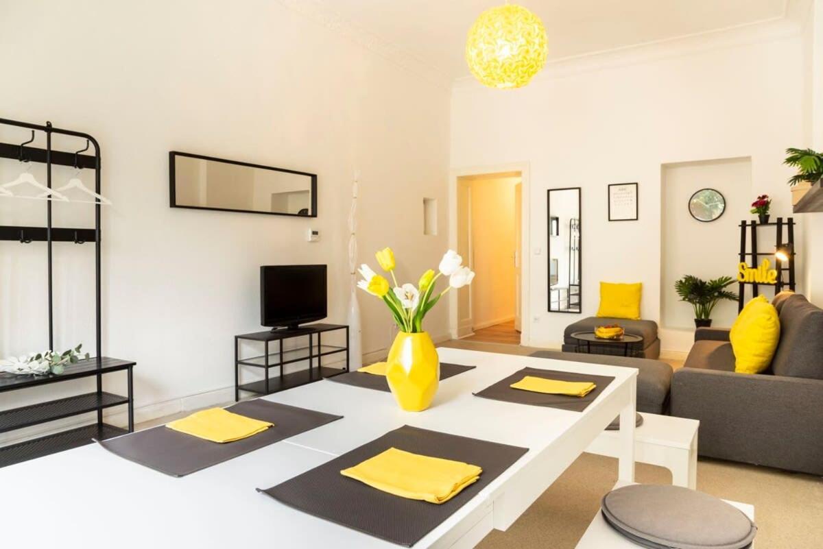 Modern 2 Bedroom Apartment In Berlin Schoeneberg Экстерьер фото